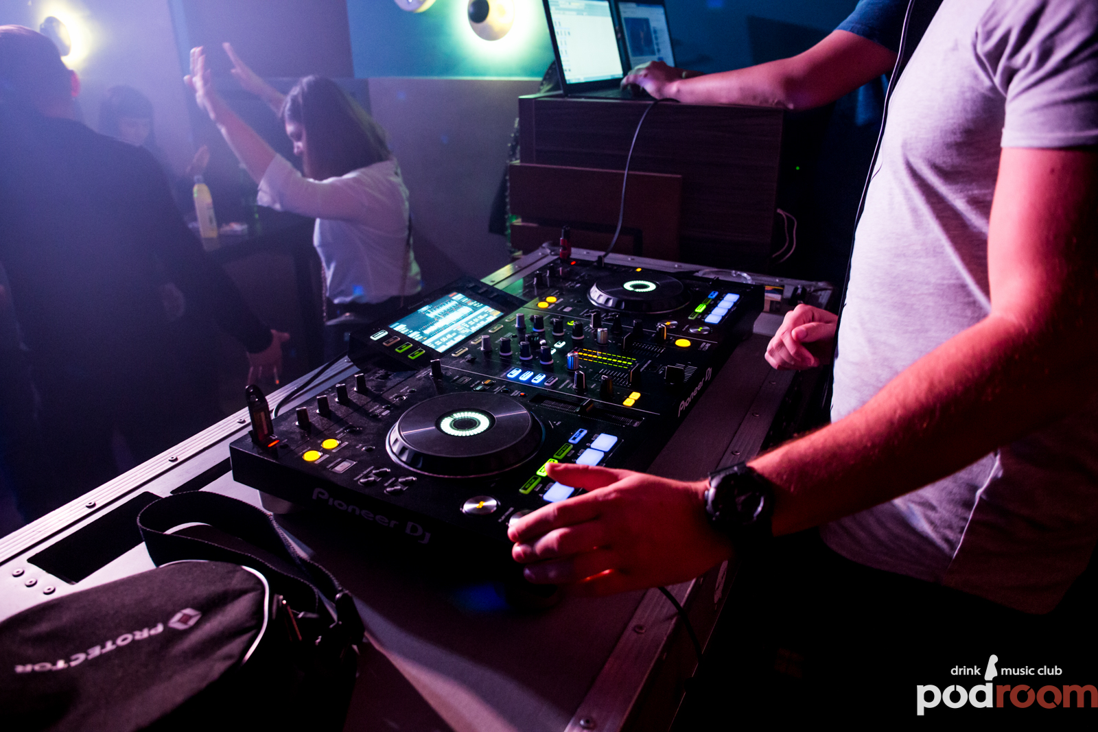 Podroom clubbing – DJ Yakka