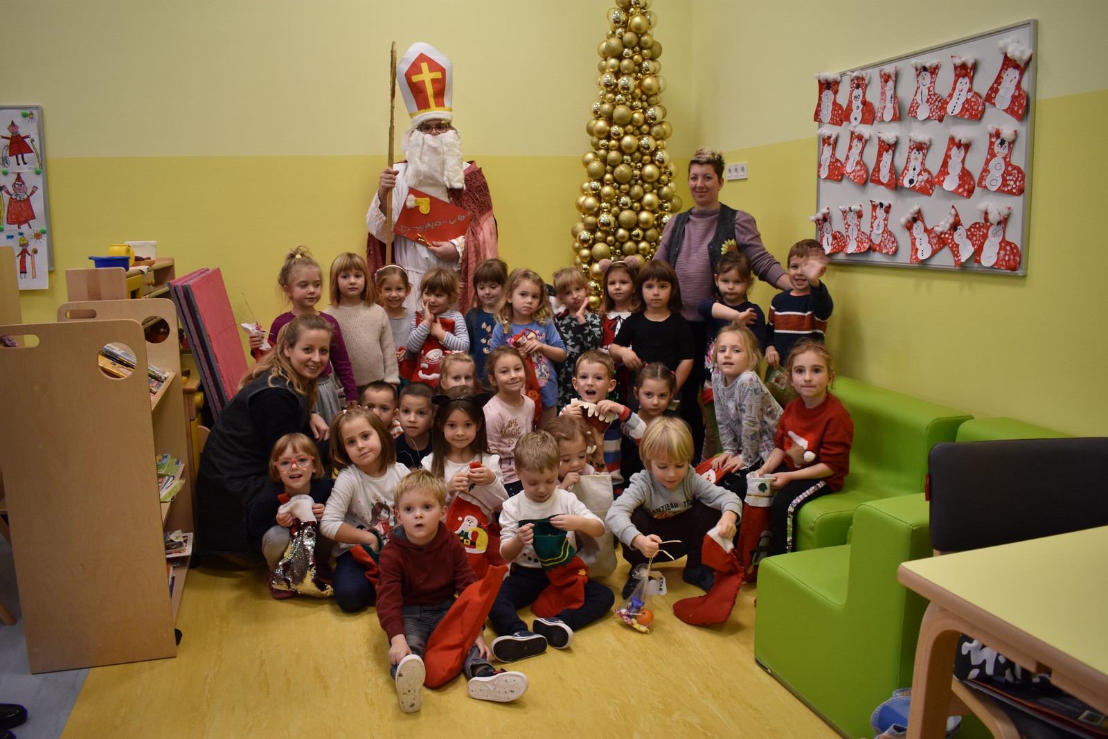 FOTO Sv. Nikola stigao i u dječji vrtić Suncokretu Strahonincu