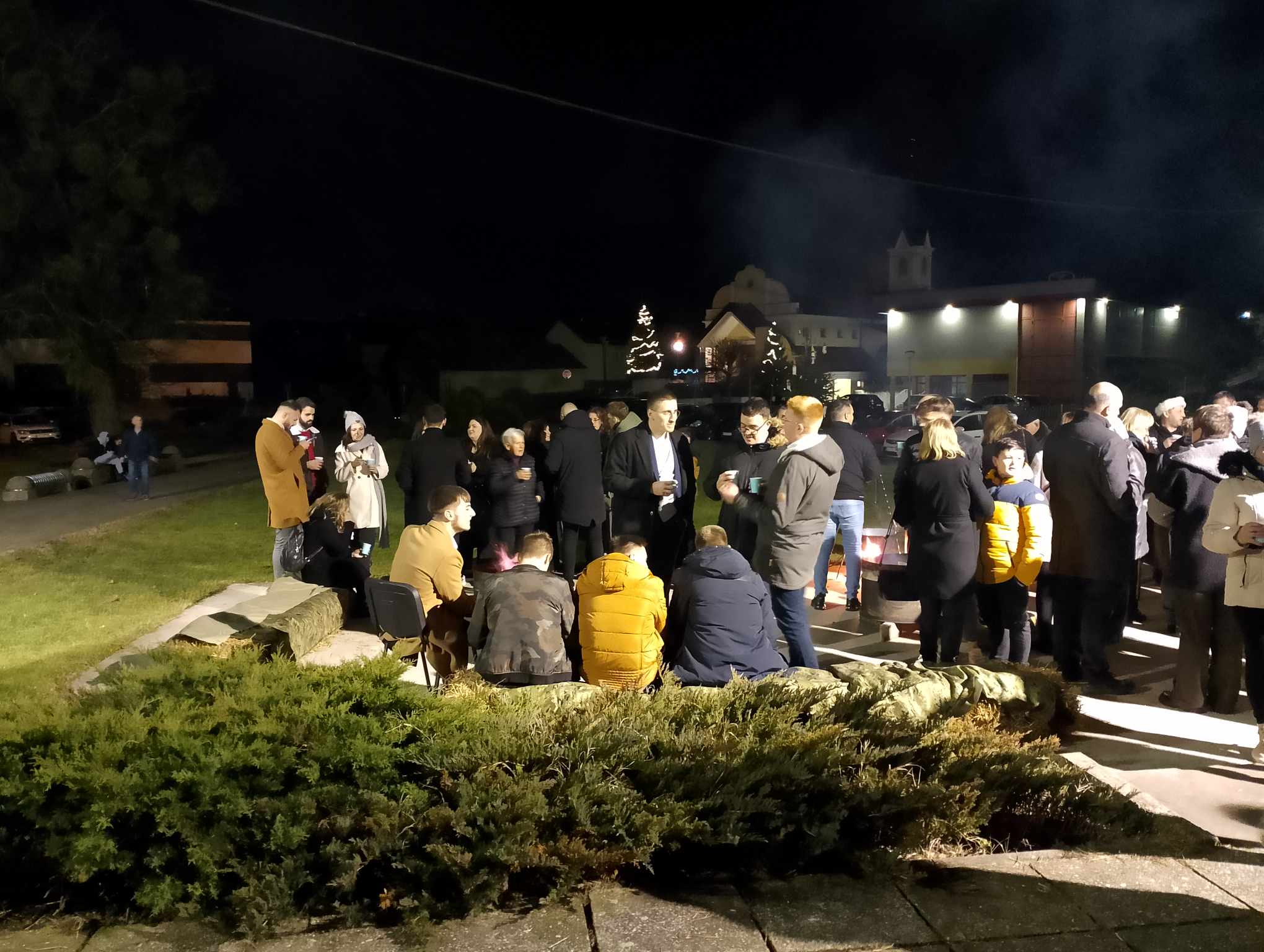 MAČKOVEC U BOŽIĆNOM ZAGRLJAJU Kuhano vino i topli čaj nakon polnoćke okupili mještane kod Društvenom domu
