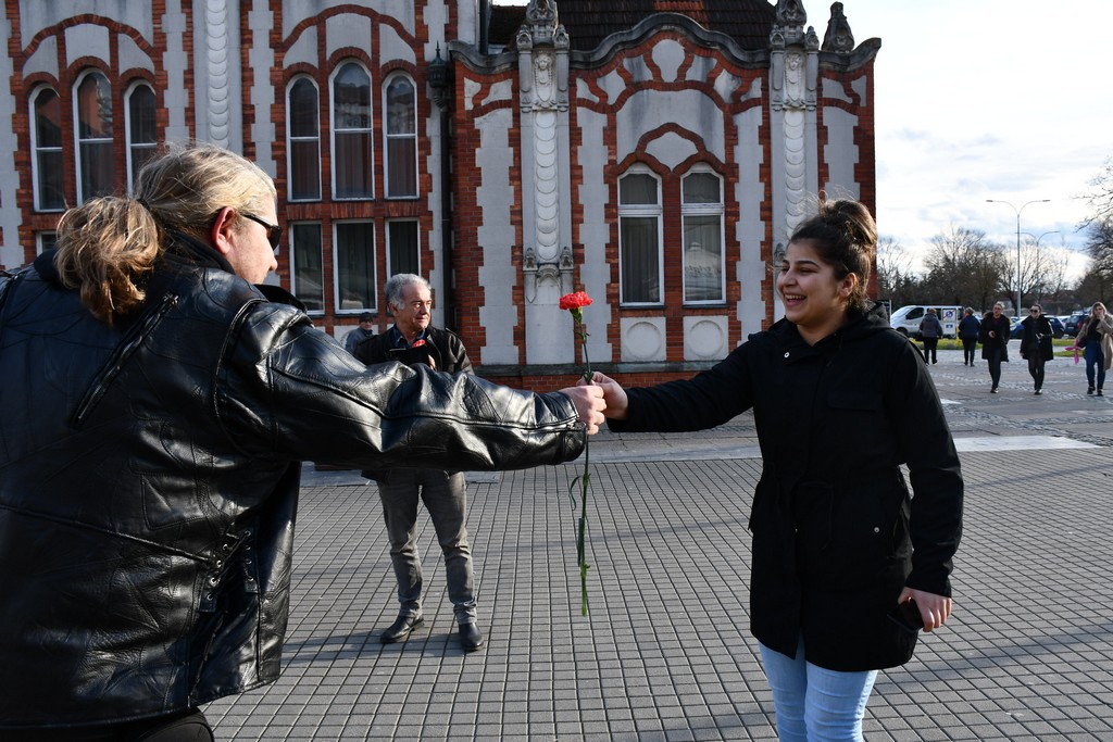 Free riders Pikač u centru Čakovca podjelom karanfila obradovali brojne žene