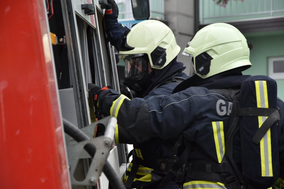 MURSKO SREDIŠĆE Održana uzbudljiva vježba u kojoj su vatrogasci uspješno ugasili požar i spasili unesrećene MURSKO SREDIŠĆE Održana uzbudljiva vježba u kojoj su vatrogasci uspješno ugasili požar i spasili unesrećene