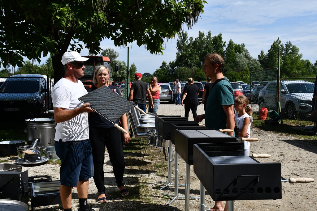 SAJAM U ČAKOVCU Sajam je preplavilo obilje svježeg voća i povrća