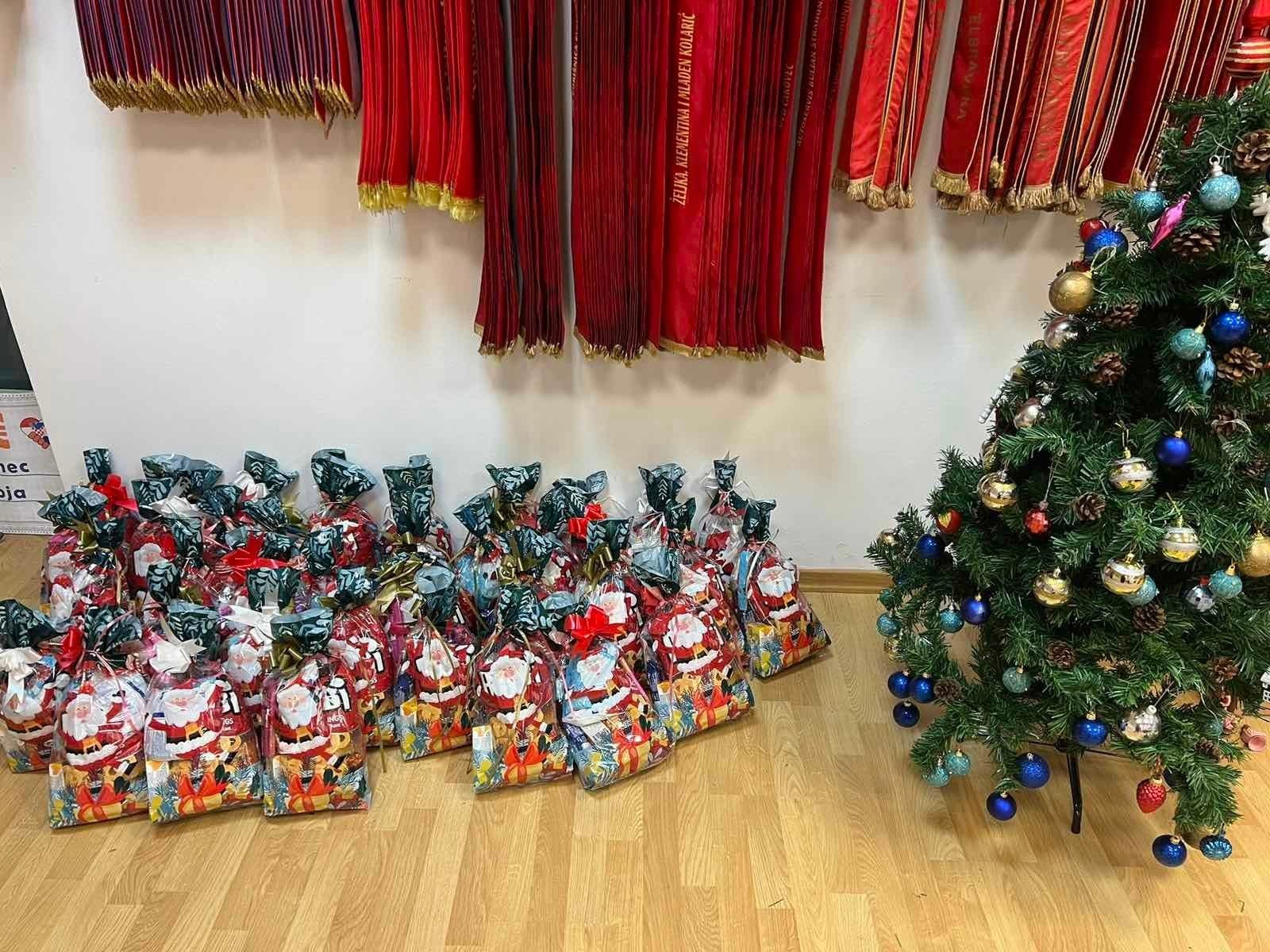 DVD STRAHONINEC Djecu posjetio Djed Božićnjak i podijelio im poklone