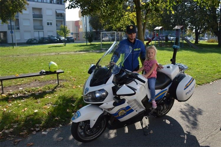 Policijski motociklist, vrtić Pčelice