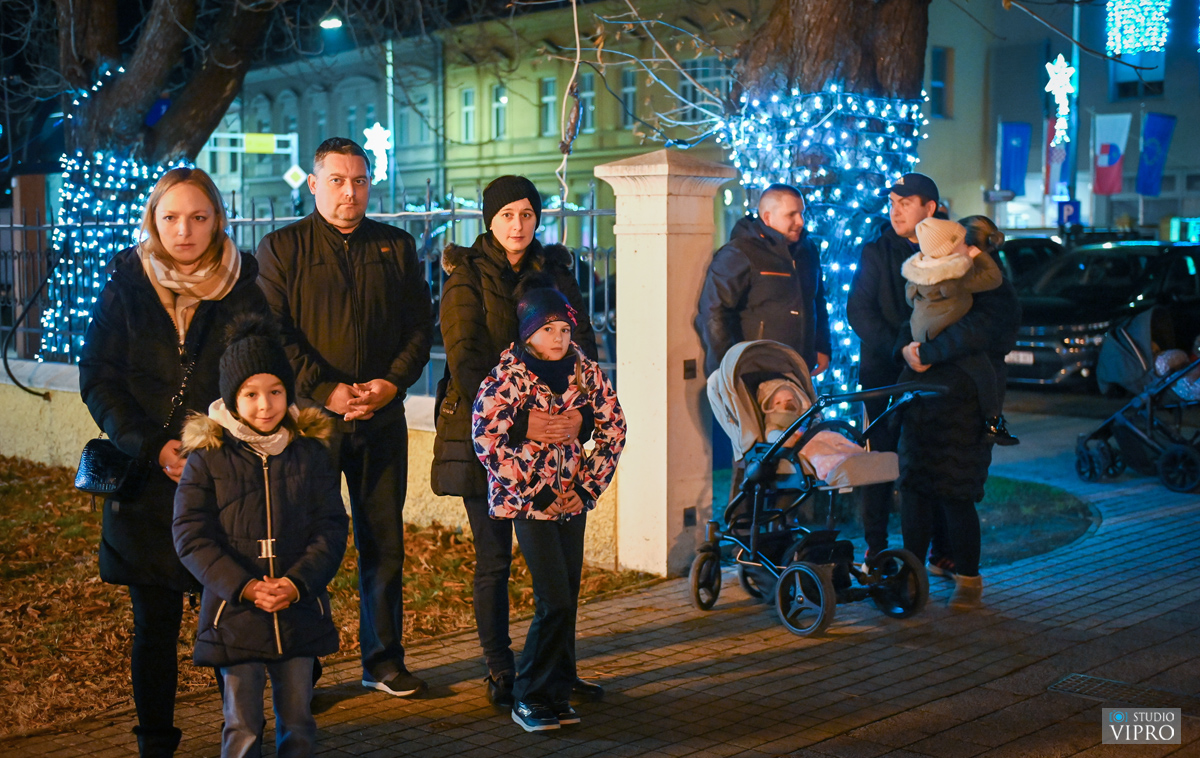 Prelog Na adventskom vijencu upaljena treća svijeća