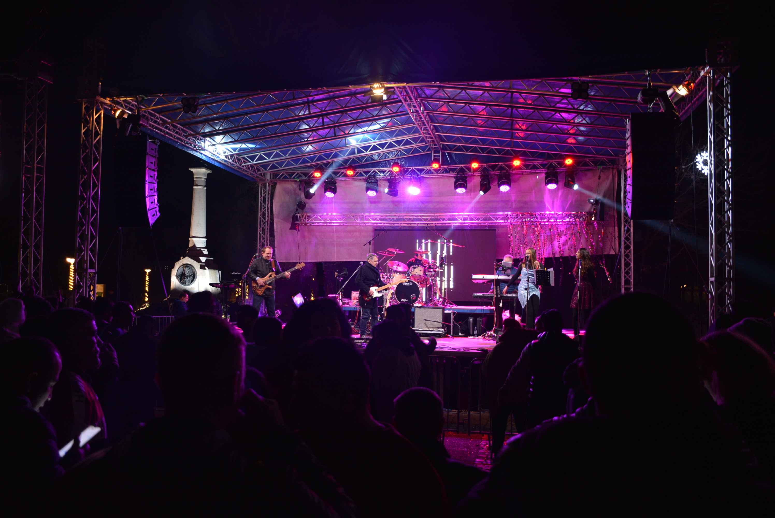 FOTO/VIDEO Čakovec veselo proslavio dolazak 2024. uz ritam ‘Noćne smjene’ i puni trg