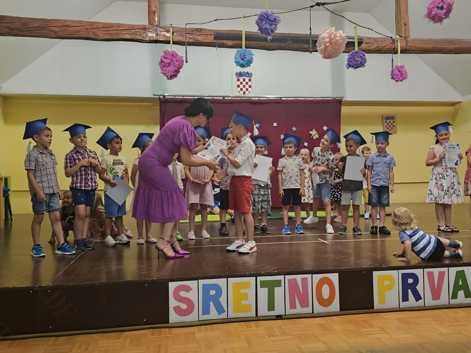 DONJI VIDOVEC Jučer su se mladi vrtićarci oprostili od teta i vrtića