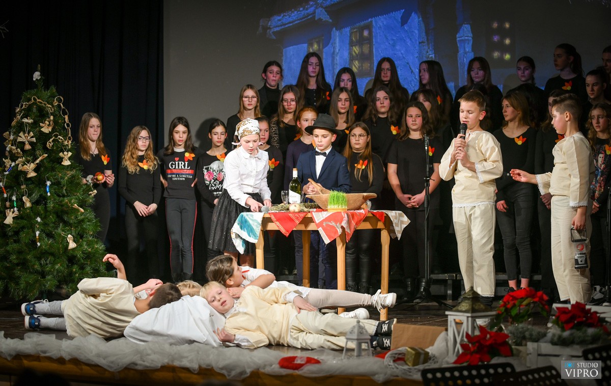 FOTO Osnovna škola Prelog predivnom priredbom sugrađanima uljepšala adventsko vrijeme