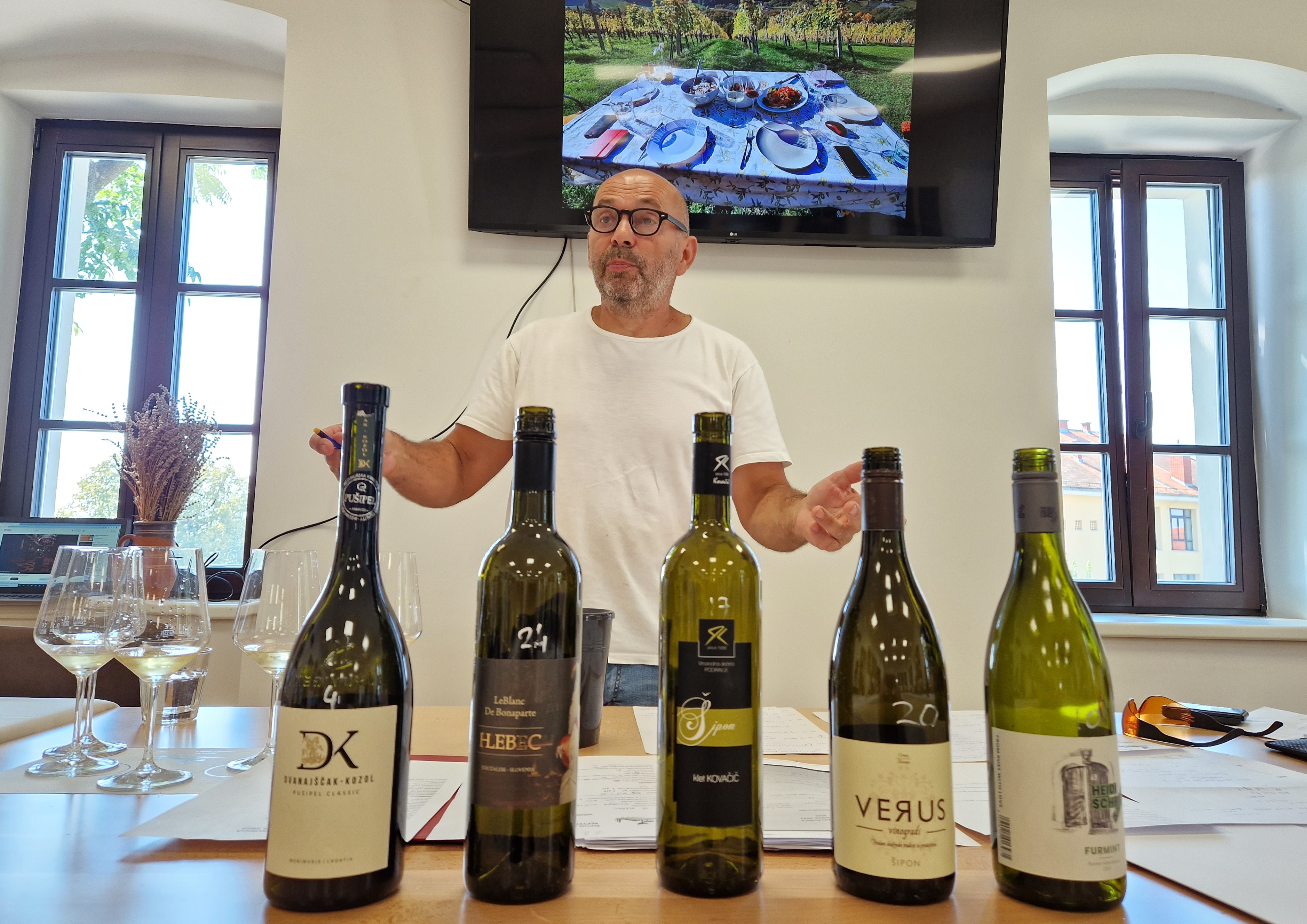 MEĐUNARODNA RADIONICA I DEGUSTACIJA Kušačima je bilo ponuđeno pet setova kvalitetnih vina