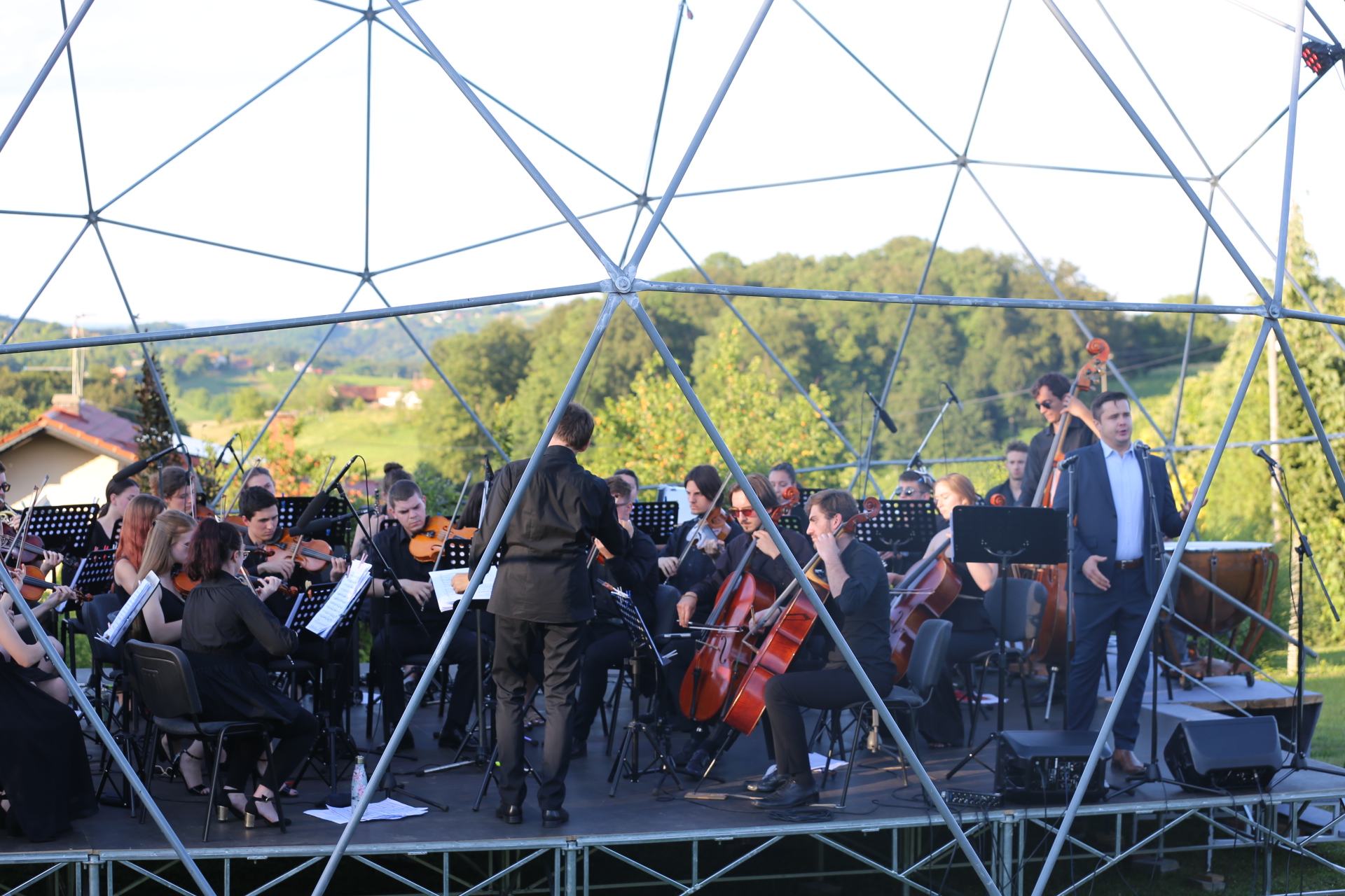 Koncert u Zmajevom vrtu obitelji Valkaj
