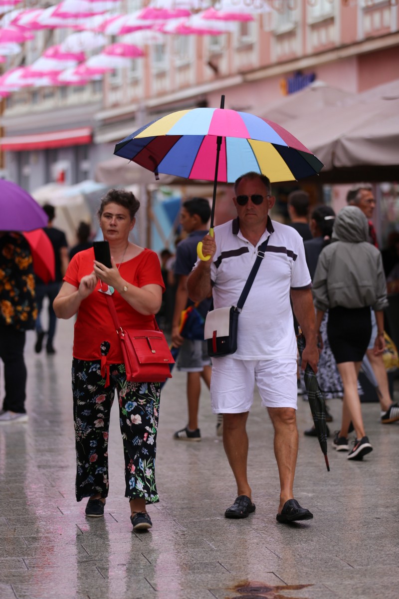 KLIKOM ISPOD KIŠOBRANA Malo kiše, malo sunca, ali centar Čakovca je ispunjen građanima