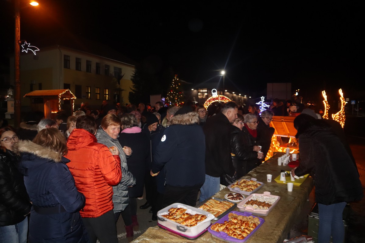 FOTO Na adventskom vijencu u centru Svetog Martina na Muri upaljena je još jedna svijeća
