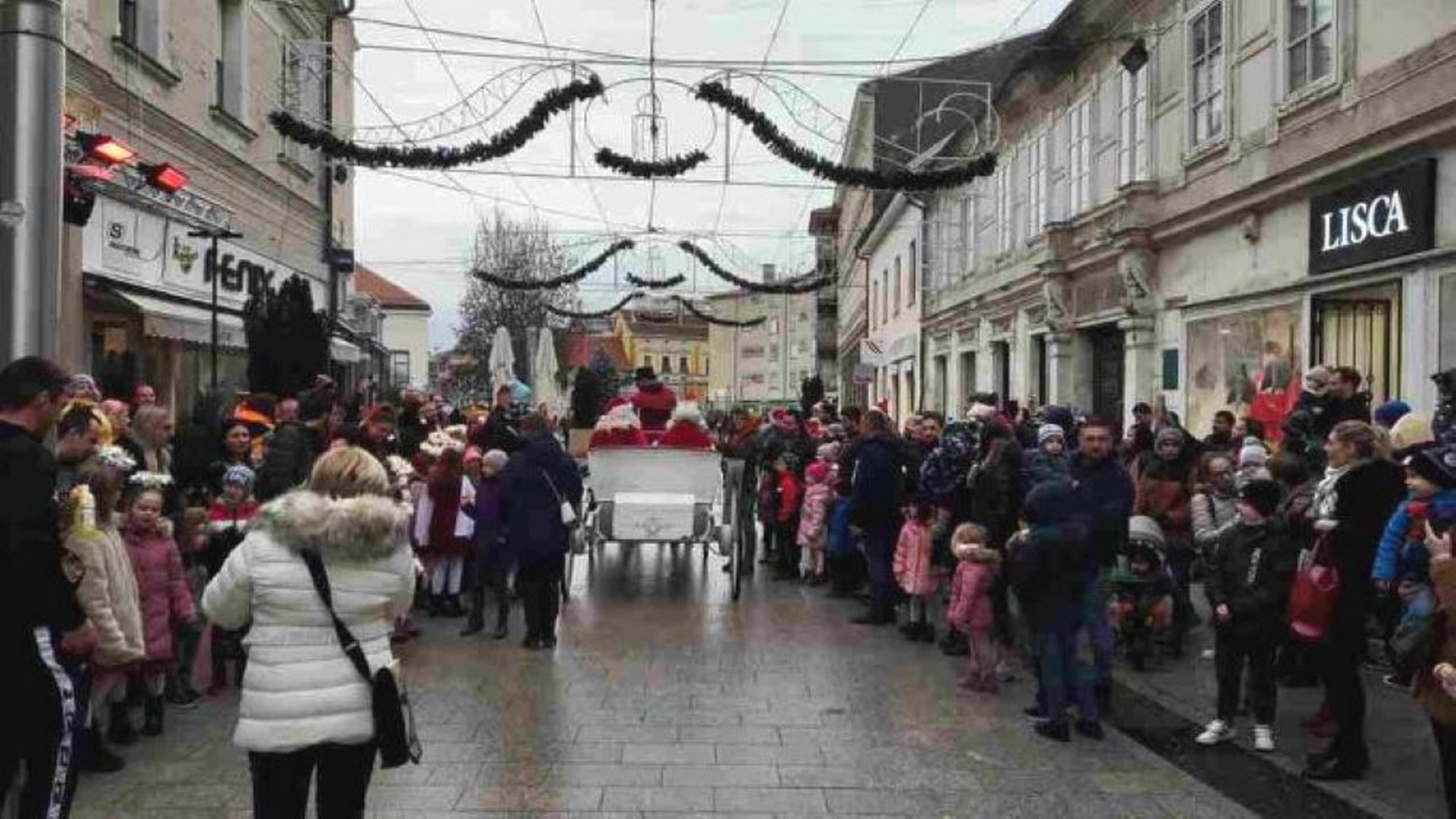 PRAVA LAVINA DJEČJIH RADOVA Mališani zatrpali Djeda Mraza i Baku Mraz svojim čestitkama i pismima