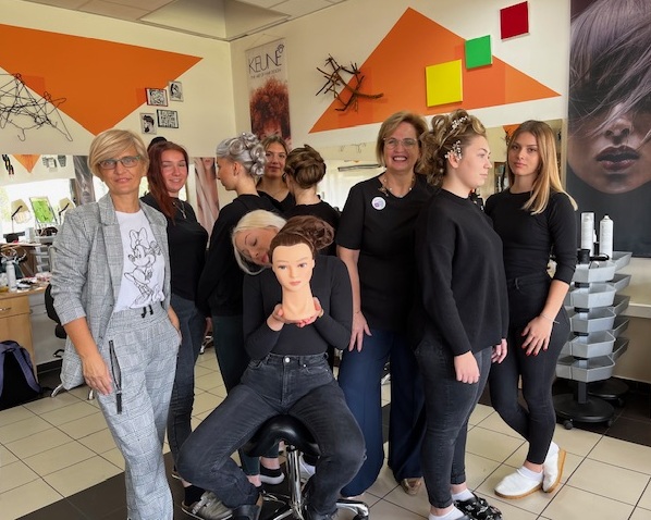 GOSPODARSKA ŠKOLA Strukovna nastavnica iz Belgije poučavala učenice frizerke