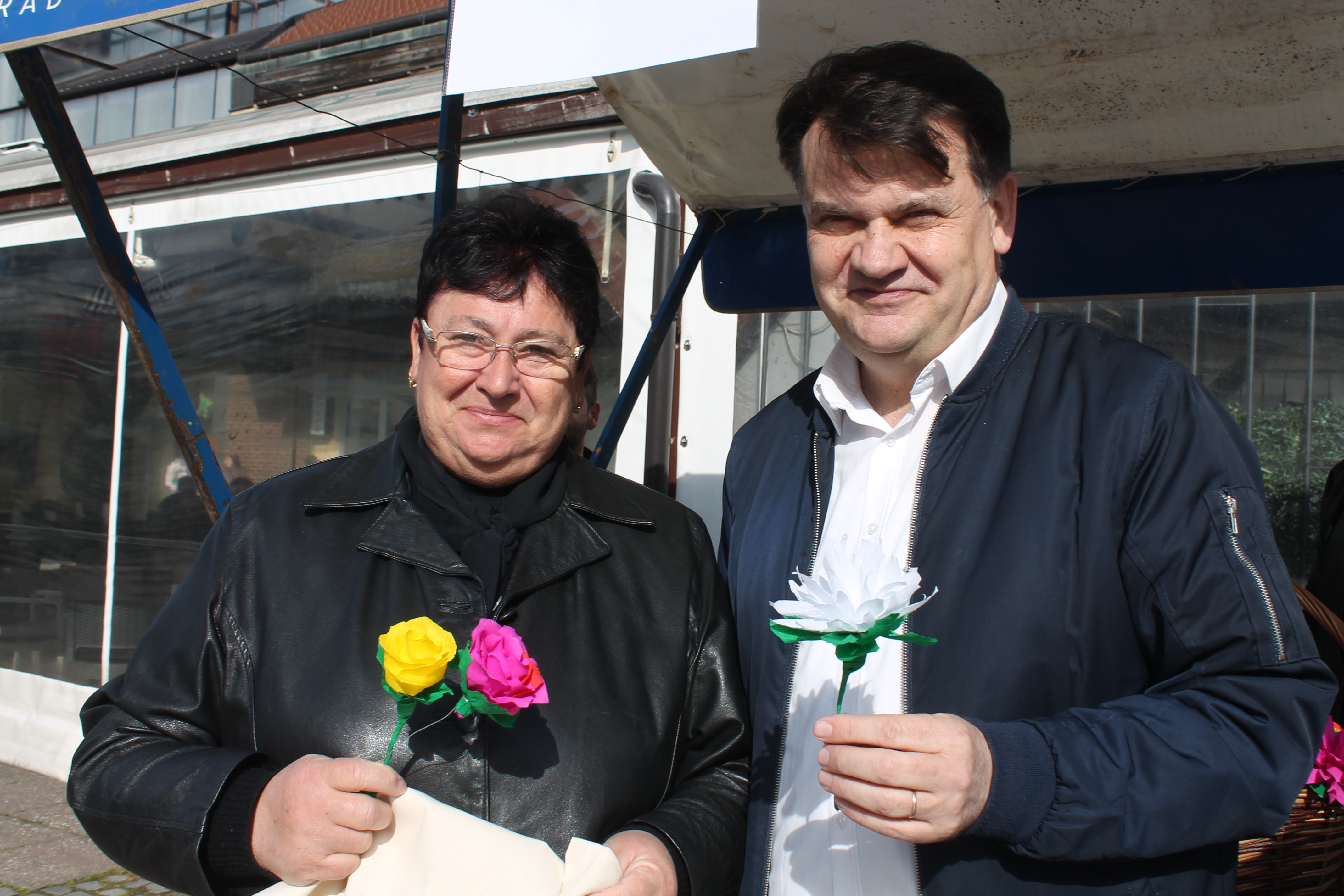 ‘ŽENE, SRETAN VAM VAŠ DAN’ Političari darivali prolaznice gradom