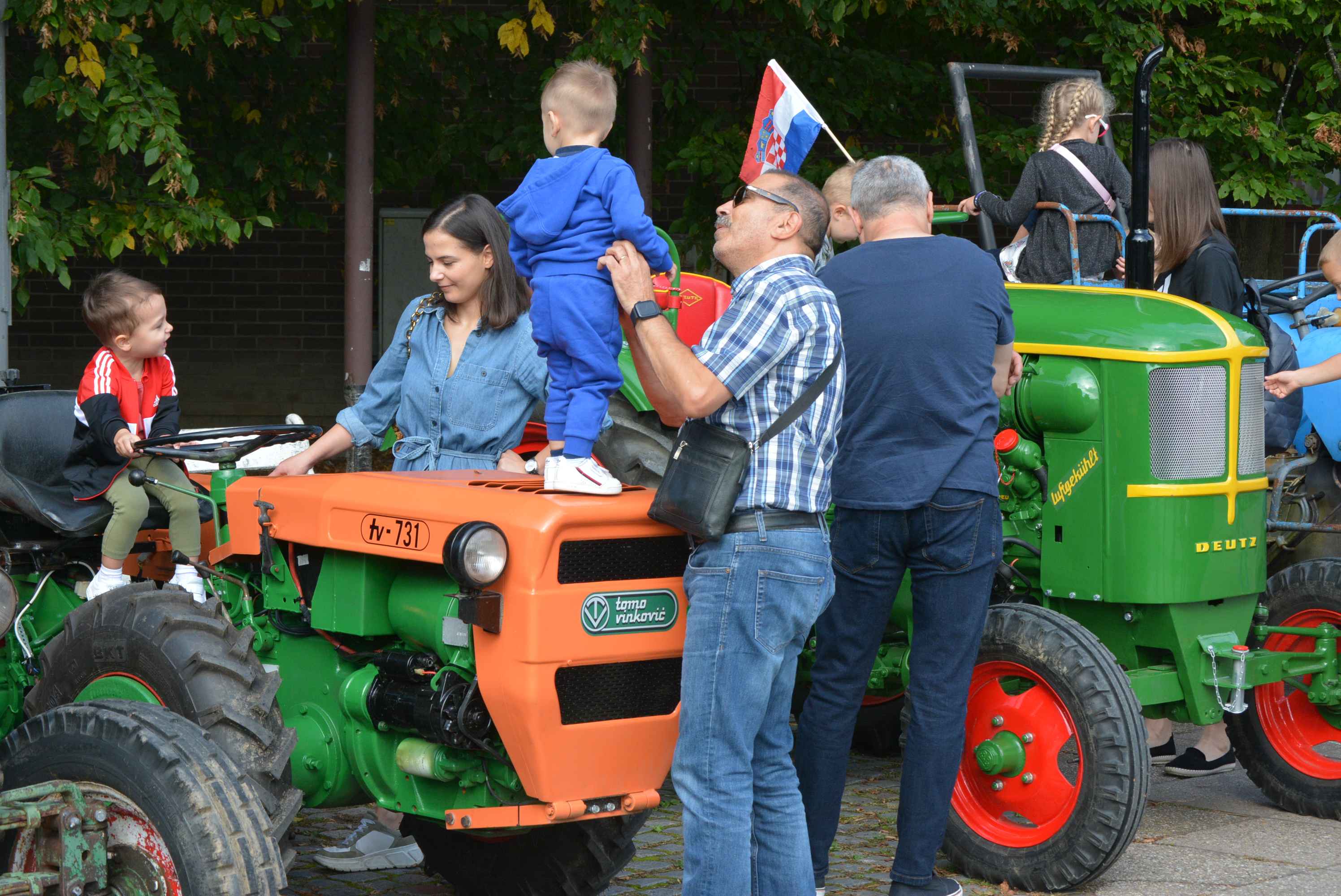 FOTO I VIDEO Putovanje kroz vremensku kapsulu na izložbi starih traktora i strojeva u sklopu manifestacije ‘Jesen u Čakovcu 2023.’