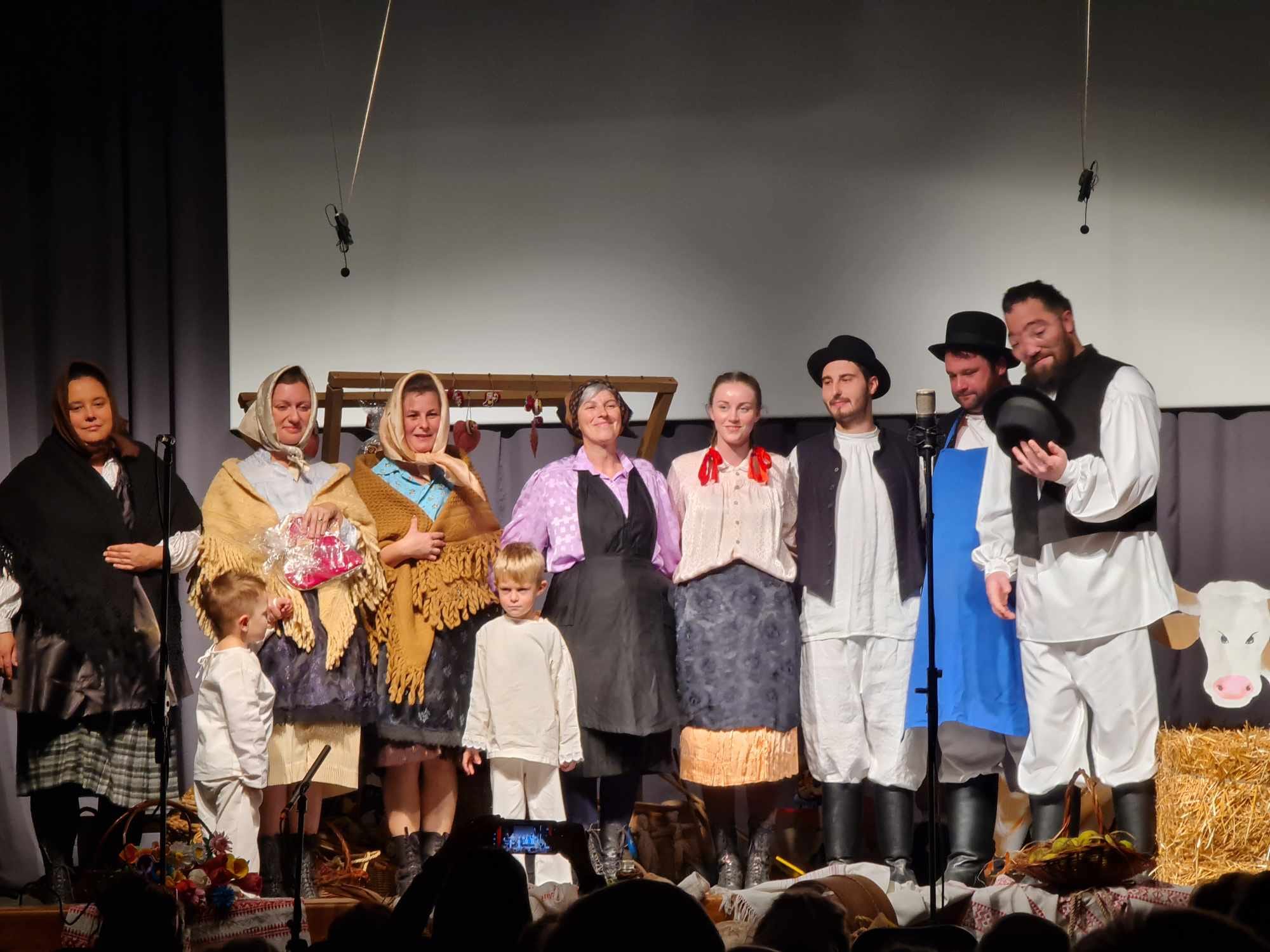 BOŽIĆNI OBIČAJI I TRADICIJA Spalo se na slamici i čekalo se rođenje Isuseka