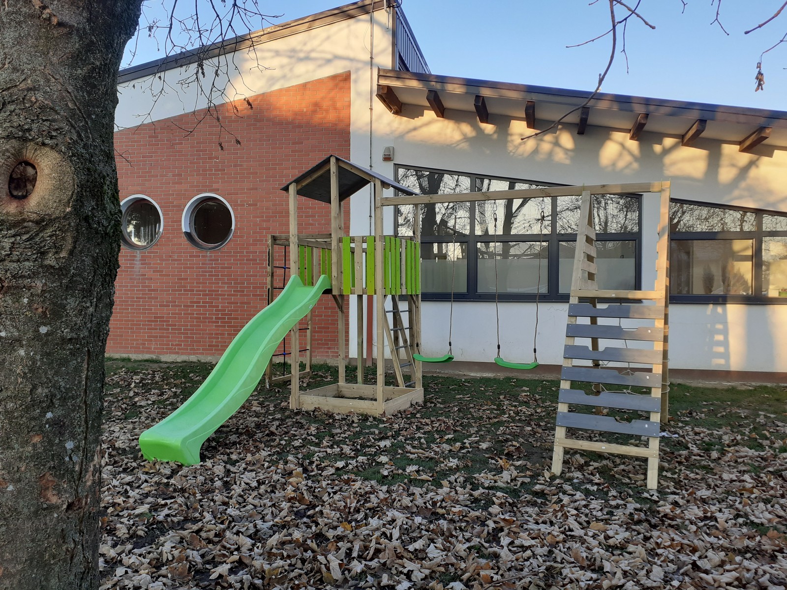 DJEČJI VRTIĆ PČELICE Novo igralo i posađeno novo stablo razveselilo je mališane