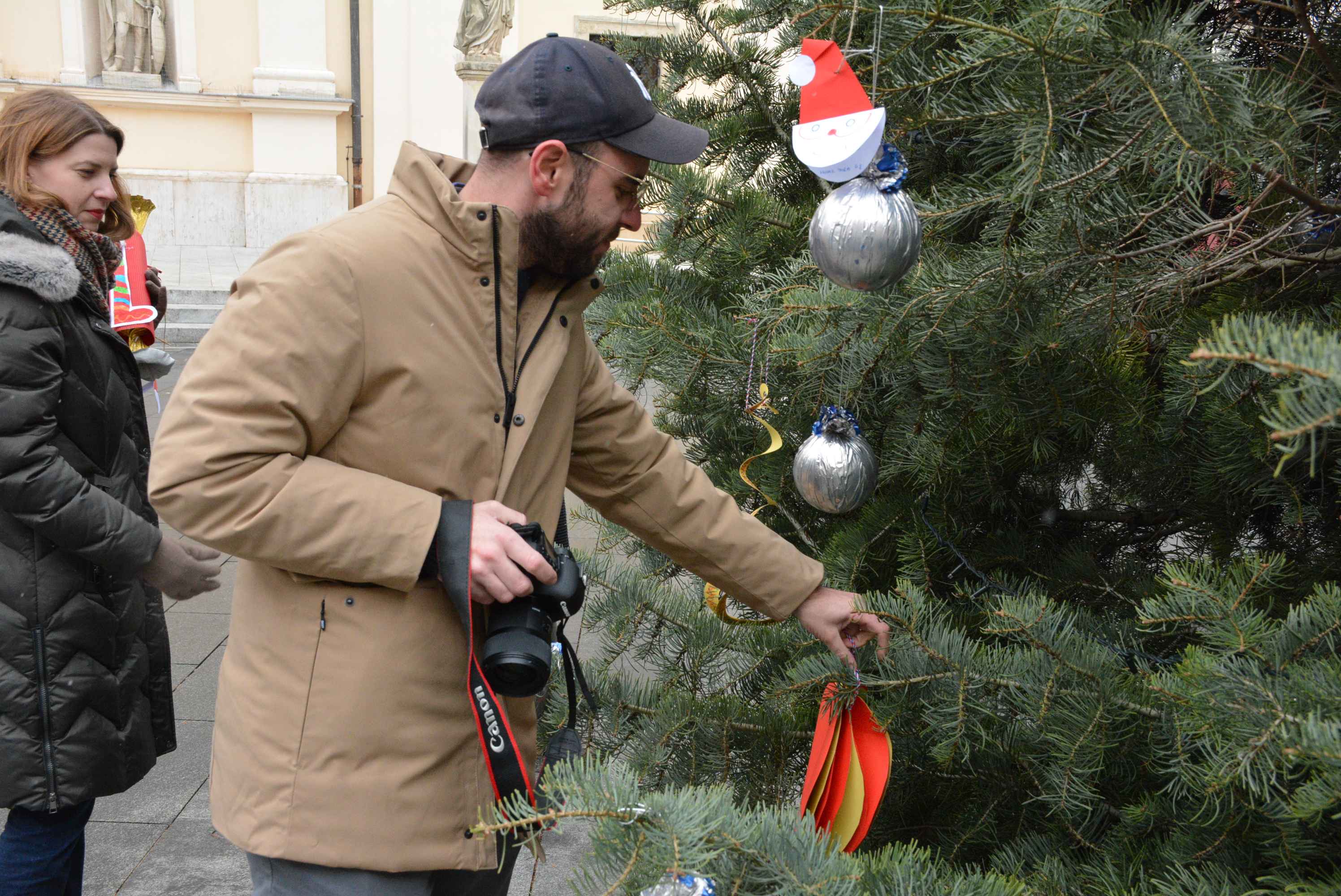 FOTO/VIDEO Zabundani veliki i mali unatoč gustom snijegu i hladnoći proveli prijepodne u veselom raspoloženju