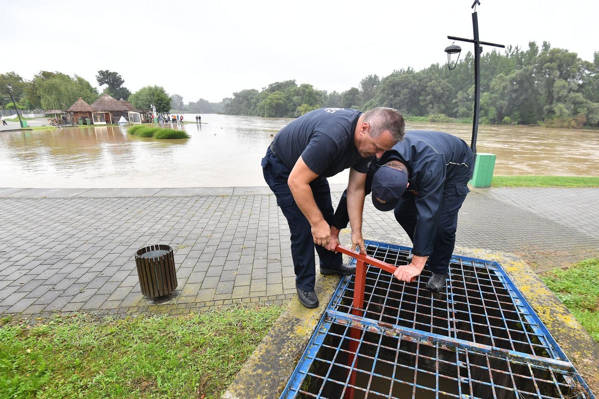 GRAĐANE ČEKA DUGA NOĆ Mura se izlila na šetnicu u Murskom Središću
