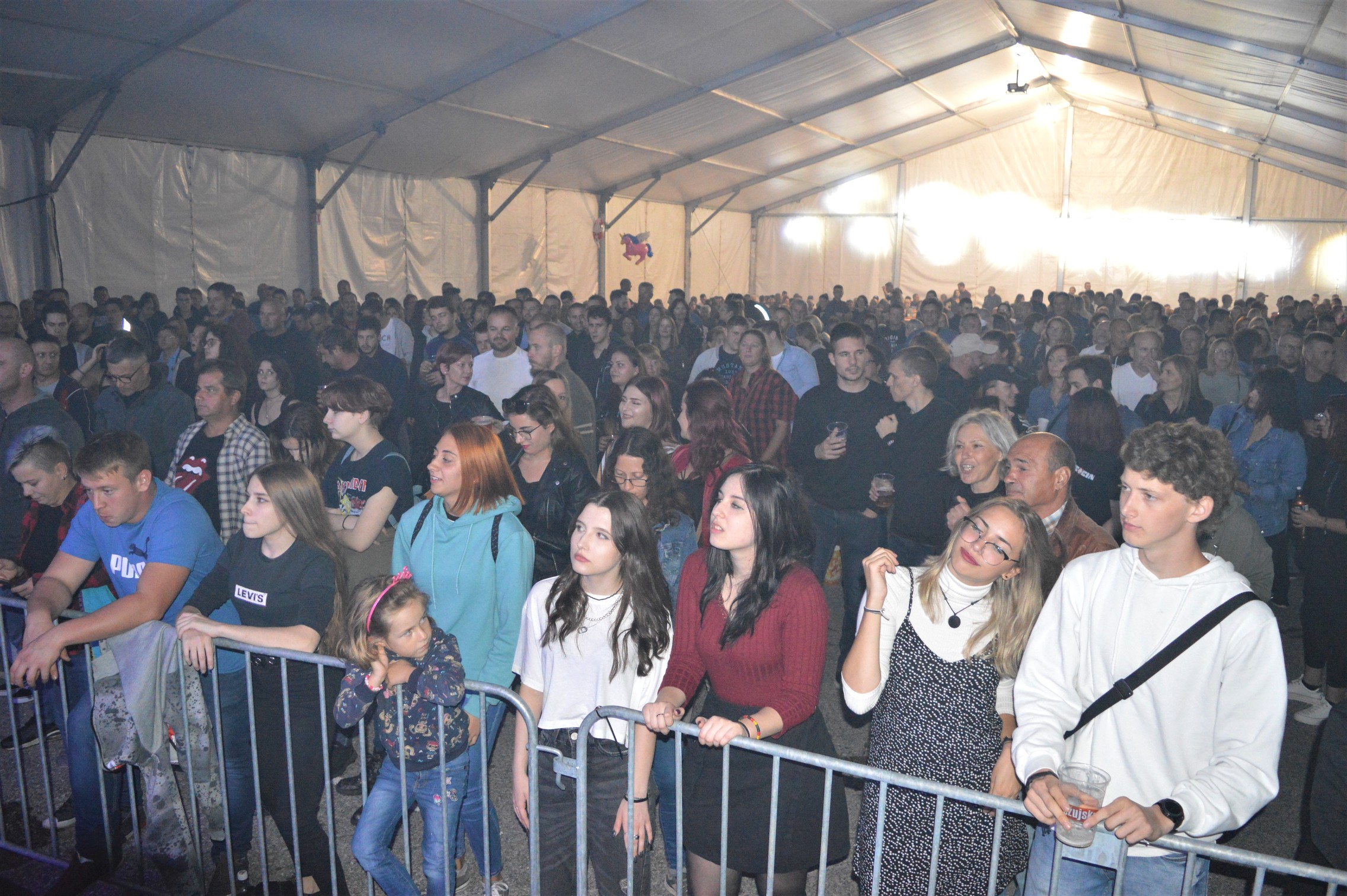 Psihomodo pop i Davor Gobac sjajnim koncertom u Kotoribi zabavili brojnu publiku