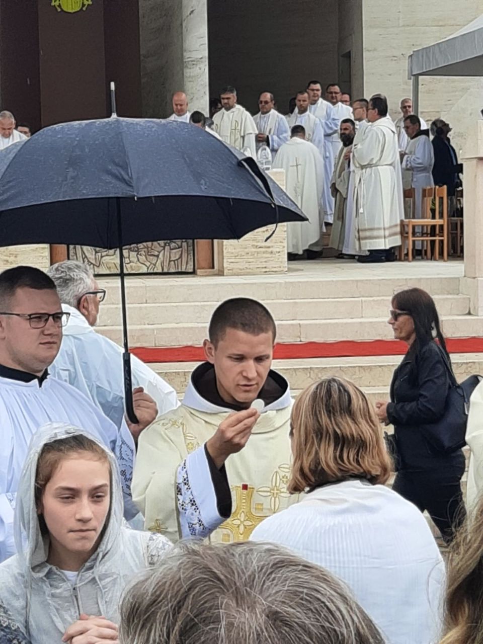 PONOS OBITELJI SEDLAR Za svećenika franjevca zaređen je drugi sin, Fra David Sedlar