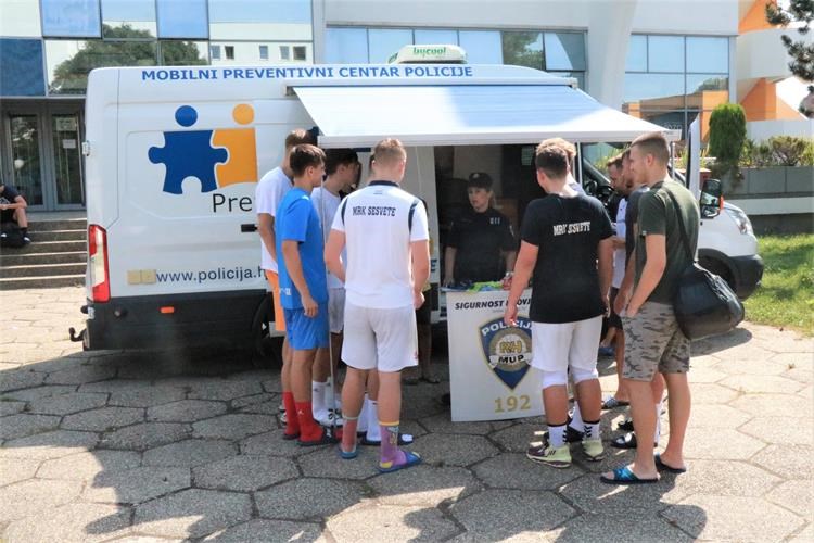 Policija mladim rukometašima predstavila preventivne projekte