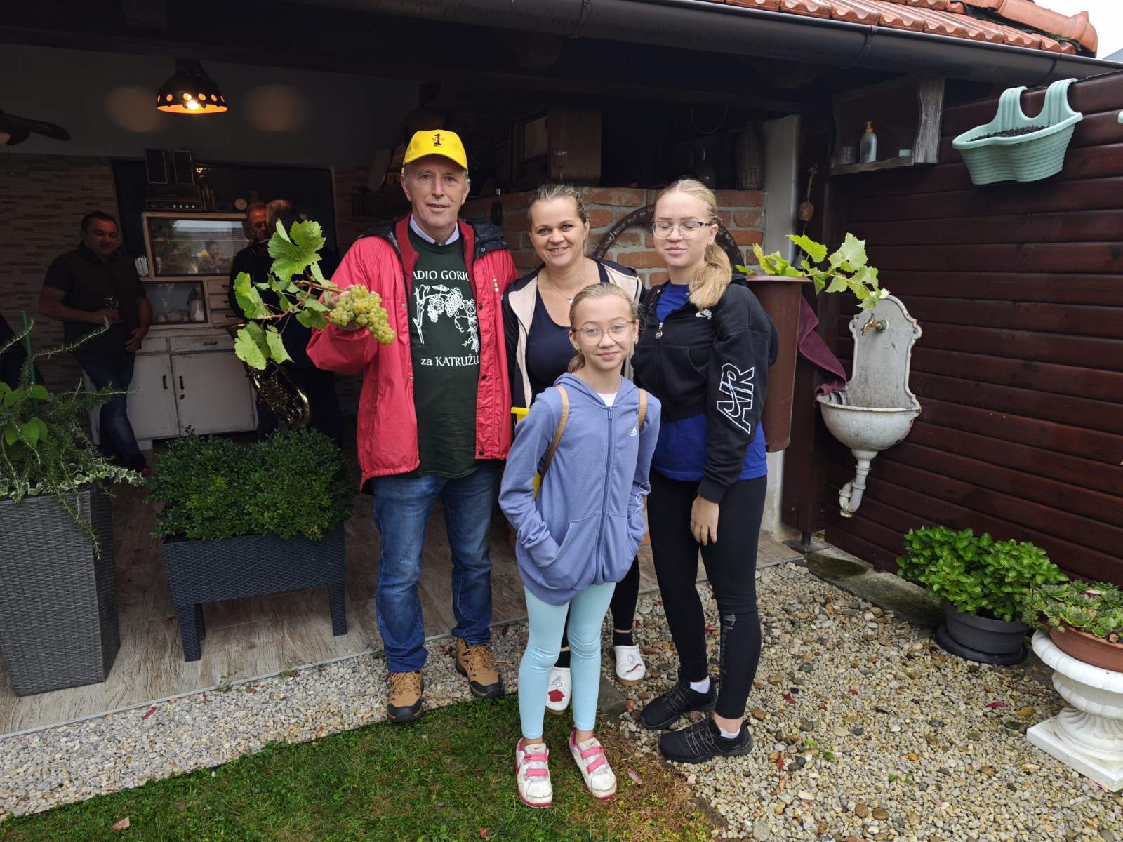 FOTO U ovogodišnjoj humanitarnoj akciji ‘Radio gorice za Katružu’ prikupljeno 260 kilograma grožđa i 1.050 eura