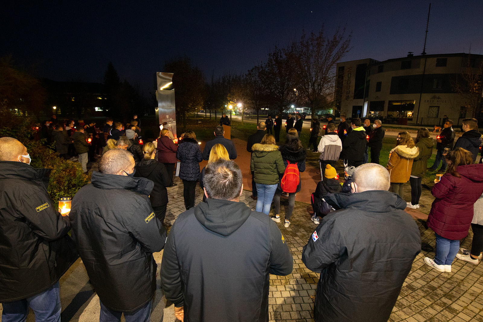 SJEĆANJE NA GRAD HEROJ Svijećama i lampionima okružili zeleni otok u Prelogu
