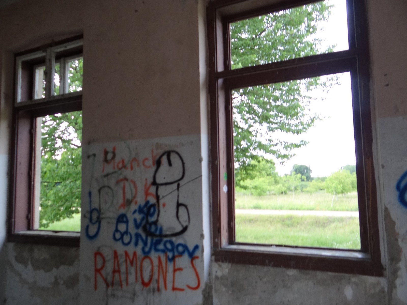 FOTO Željeznička postaja koja to nije: Vandalizam nad zapuštenom željezničkom postajom Donji Mihaljevec FOTO Željeznička postaja koja to nije: Vandalizam nad zapuštenom željezničkom postajom Donji Mihaljevec