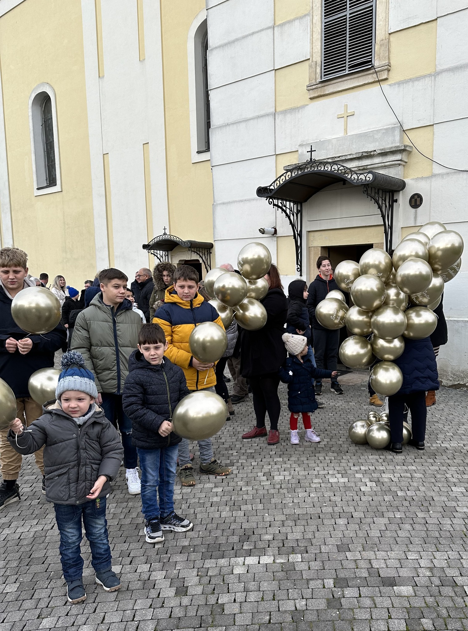 U Donjem Vidovcu poletjeli baloni s natpisom ‘Sretan ti rođendan Isuse!’