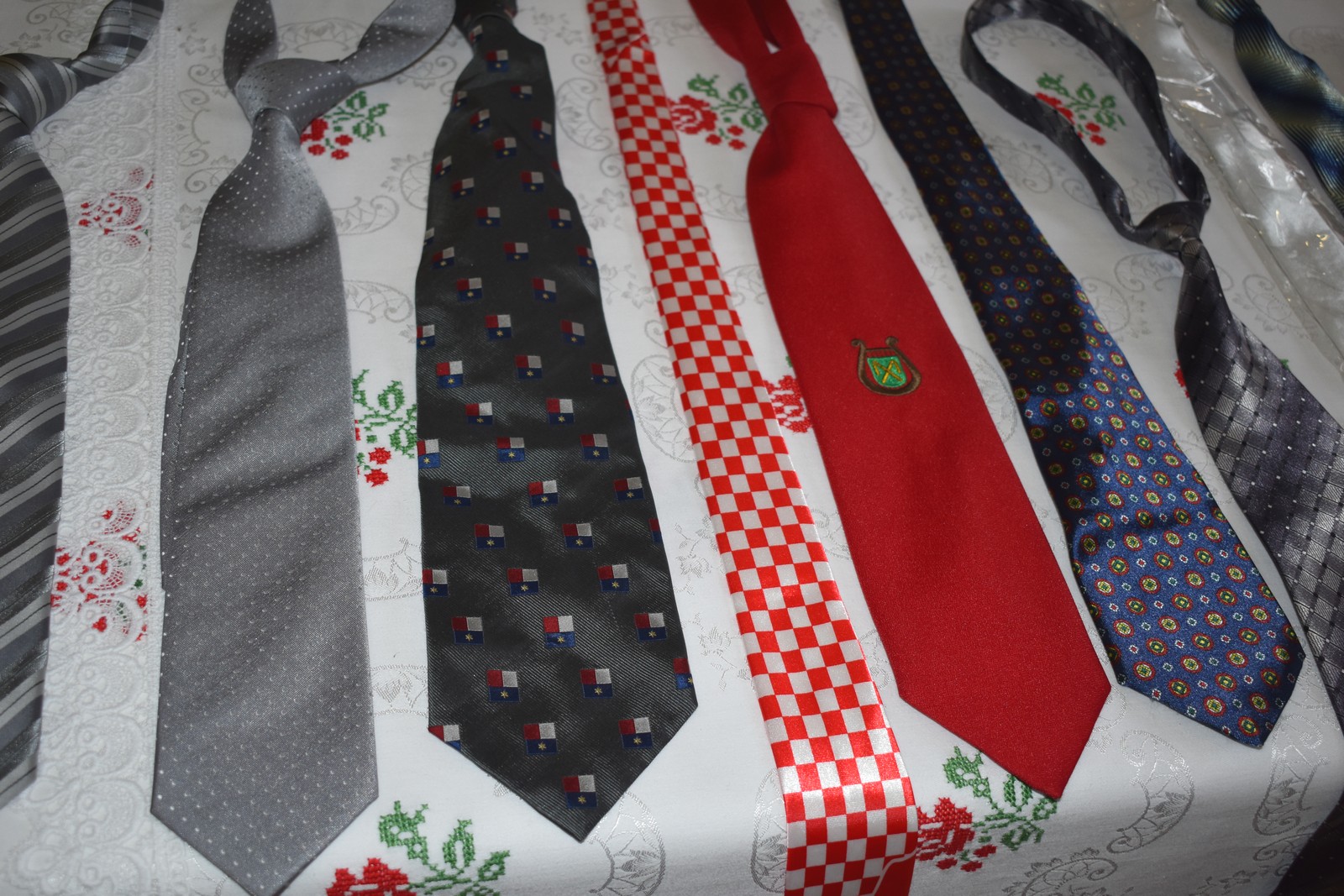 Izložba marama i kravata u Domašincu