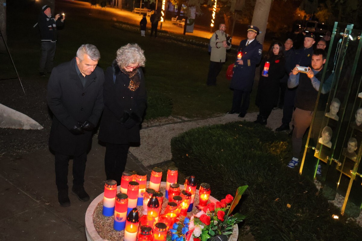 DAN SJEĆANJA Čakovec se i ove godine dostojanstveno prisjetio žrtava Vukovara i Škrabrnje te obljetnice pogibije Nikole VII. Zrinskog DAN SJEĆANJA Čakovec se i ove godine dostojanstveno prisjetio žrtava Vukovara i Škrabrnje te obljetnice pogibije Nikole VII. Zrinskog
