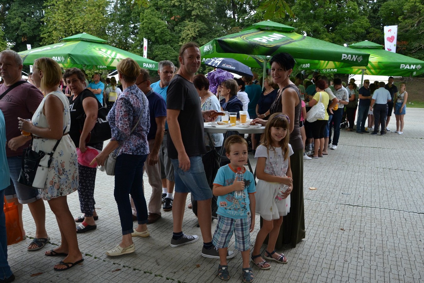 U jezeru Staroga Grada posjetitelji uživali u besplatnom ručku