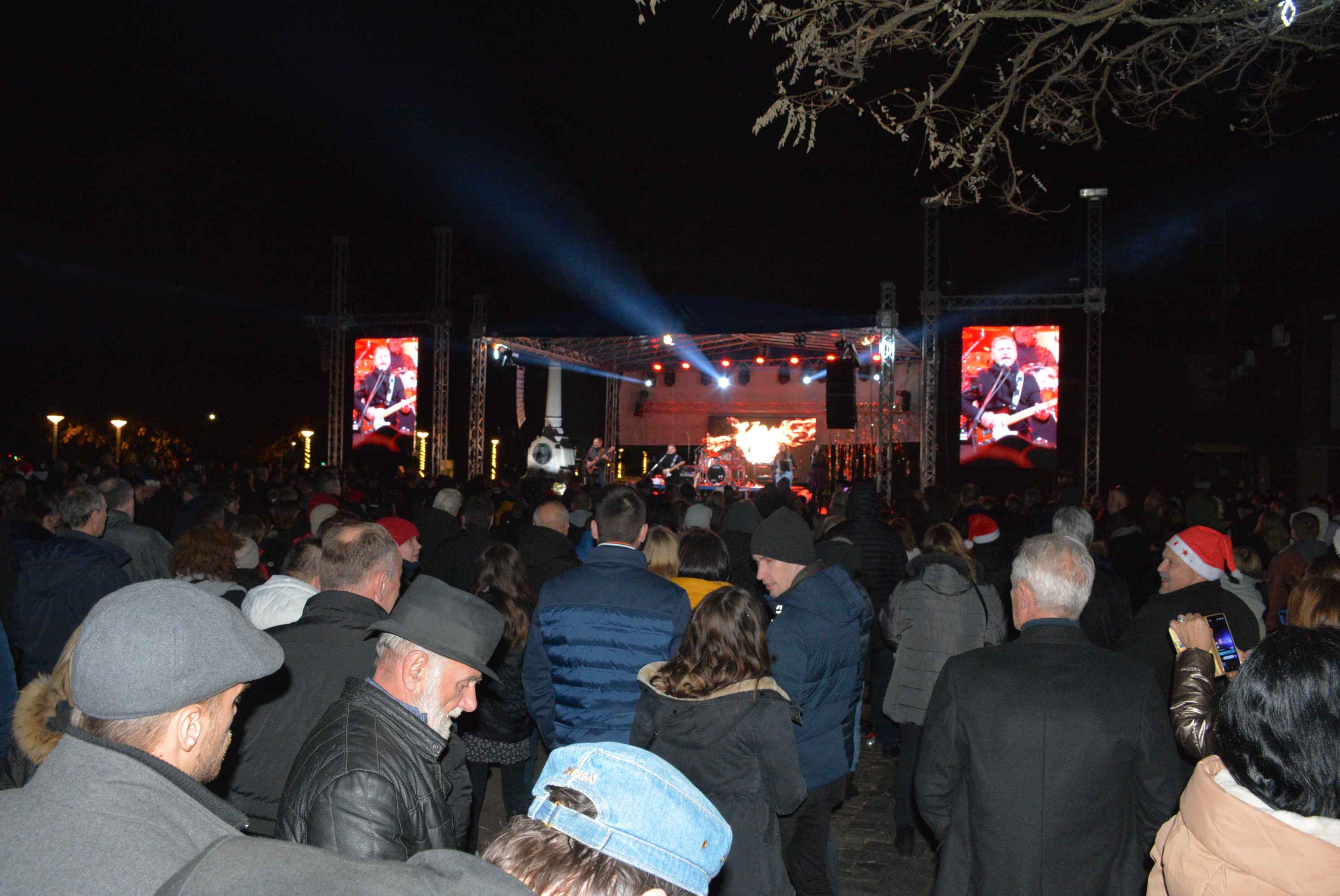FOTO/VIDEO Čakovec veselo proslavio dolazak 2024. uz ritam ‘Noćne smjene’ i puni trg