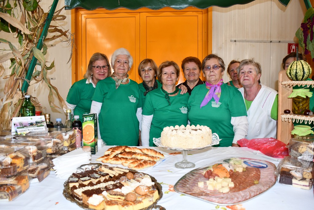 PROSLAVA JESENI Brojni zaljubljenici u kulturnu baštinu i tradiciju našega kraja okupili se na Danima zahvalnosti za plodove zemlje PROSLAVA JESENI Brojni zaljubljenici u kulturnu baštinu i tradiciju našega kraja okupili se na Danima zahvalnosti za plodove zemlje