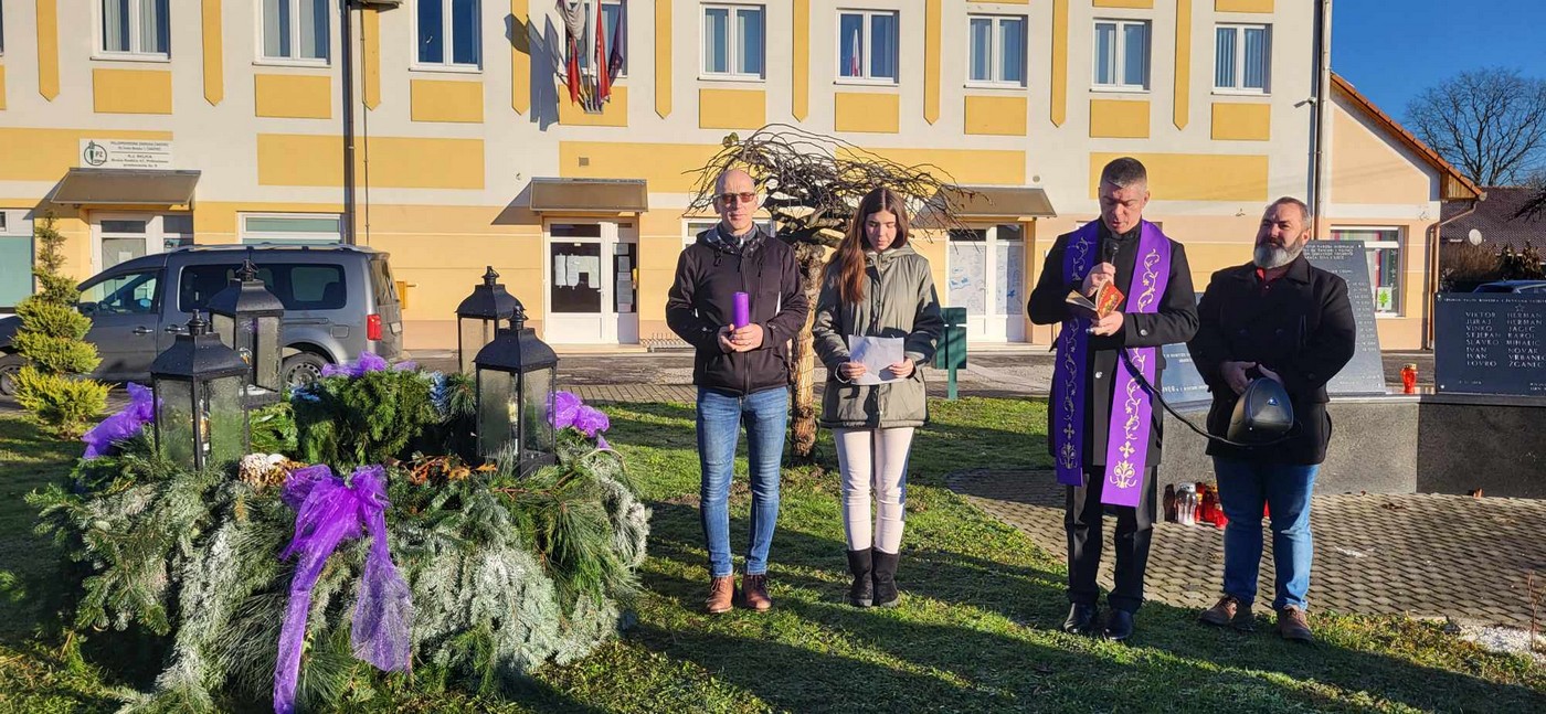 PRIBISLAVEC Ispred Društvenog doma zapaljena je prva adventska svijeća, svijeća nade i vjere!