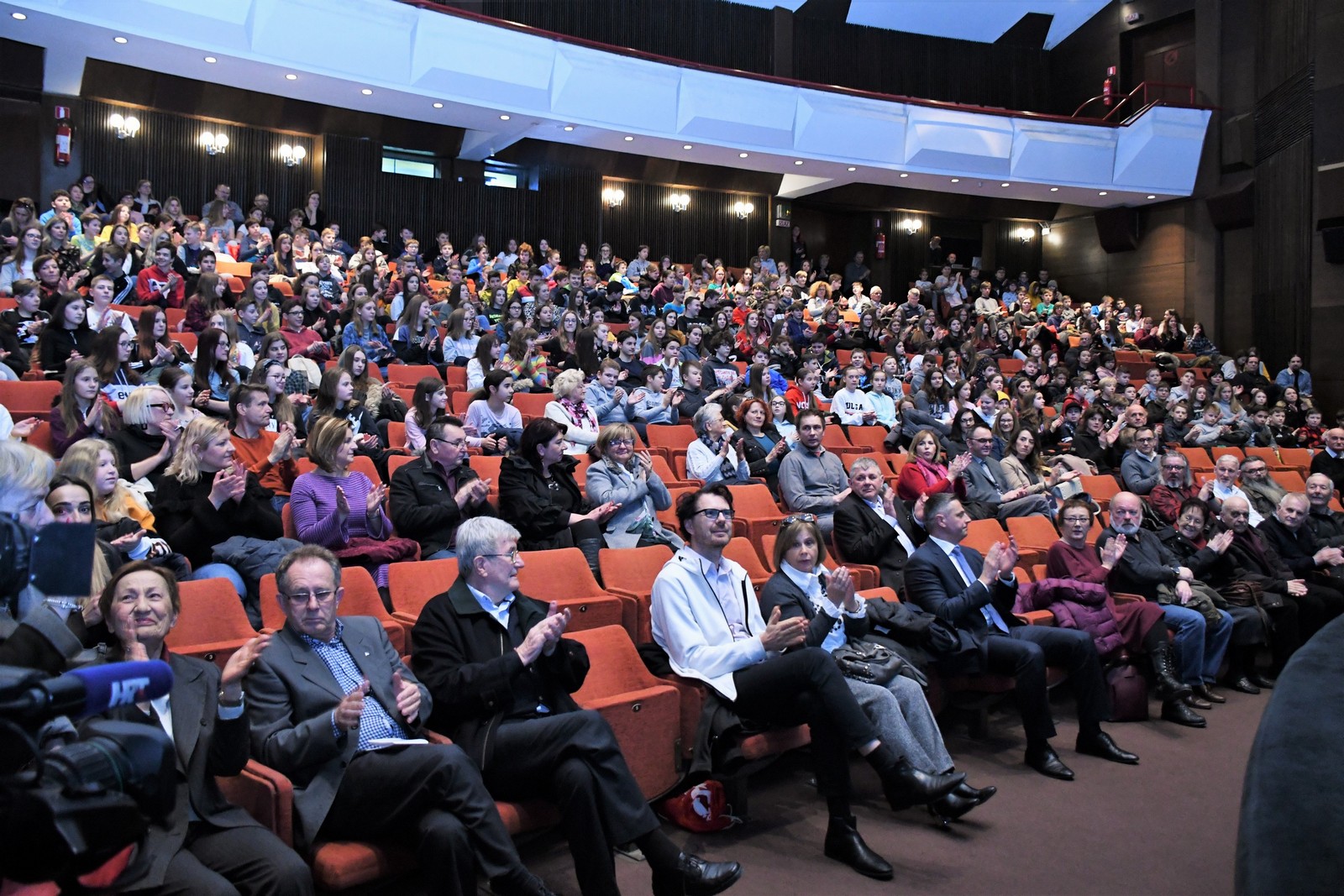 CENTAR ZA KULTURU ČAKOVEC Povodom 45 godina umjetničkog stvaralaštva, Školi animiranog filma dodijeljena Povelja Grada Čakovca!  Članovi Škole animiranog filma Čakovec, jedne od uspješnijih dječjih filmskih obitelji regije te najdugovječnije takve škole u