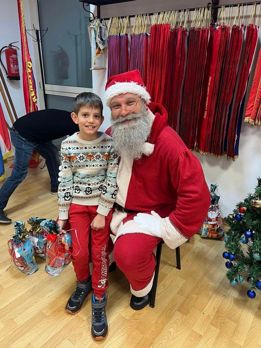 DVD STRAHONINEC Djecu posjetio Djed Božićnjak i podijelio im poklone