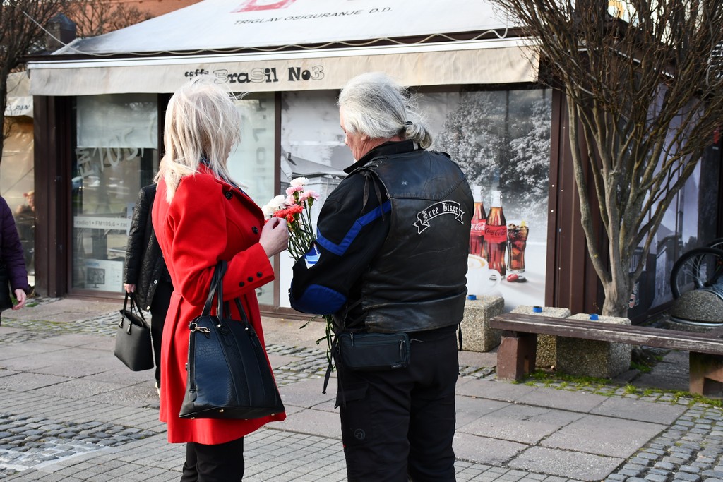 Free riders Pikač u centru Čakovca podjelom karanfila obradovali brojne žene