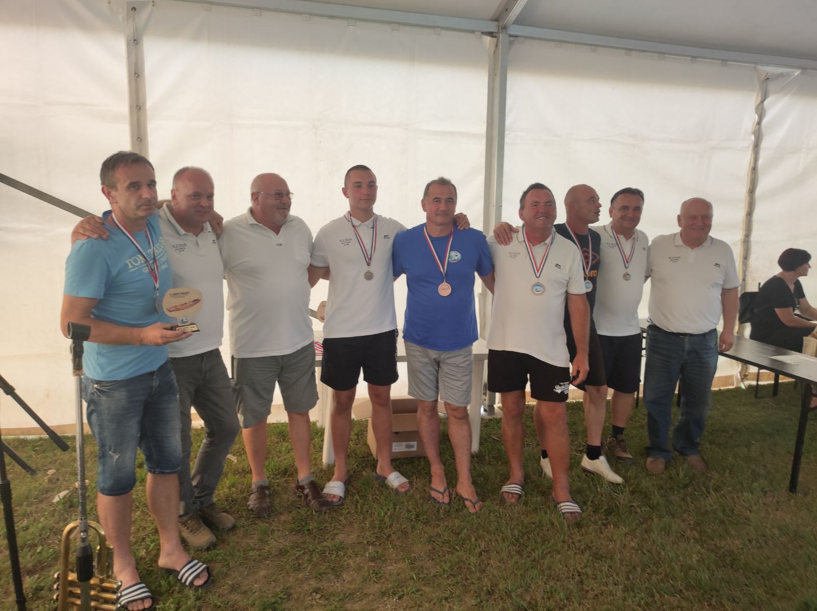 FOTO Pobjednici natjecanja u ekipnom veslanju dravskim čamcima su ekipe ‘Royal transport’ i ‘Fljojsarice’ FOTO Pobjednici natjecanja u ekipnom veslanju dravskim čamcima su ekipe ‘Royal transport’ i ‘Fljojsarice’