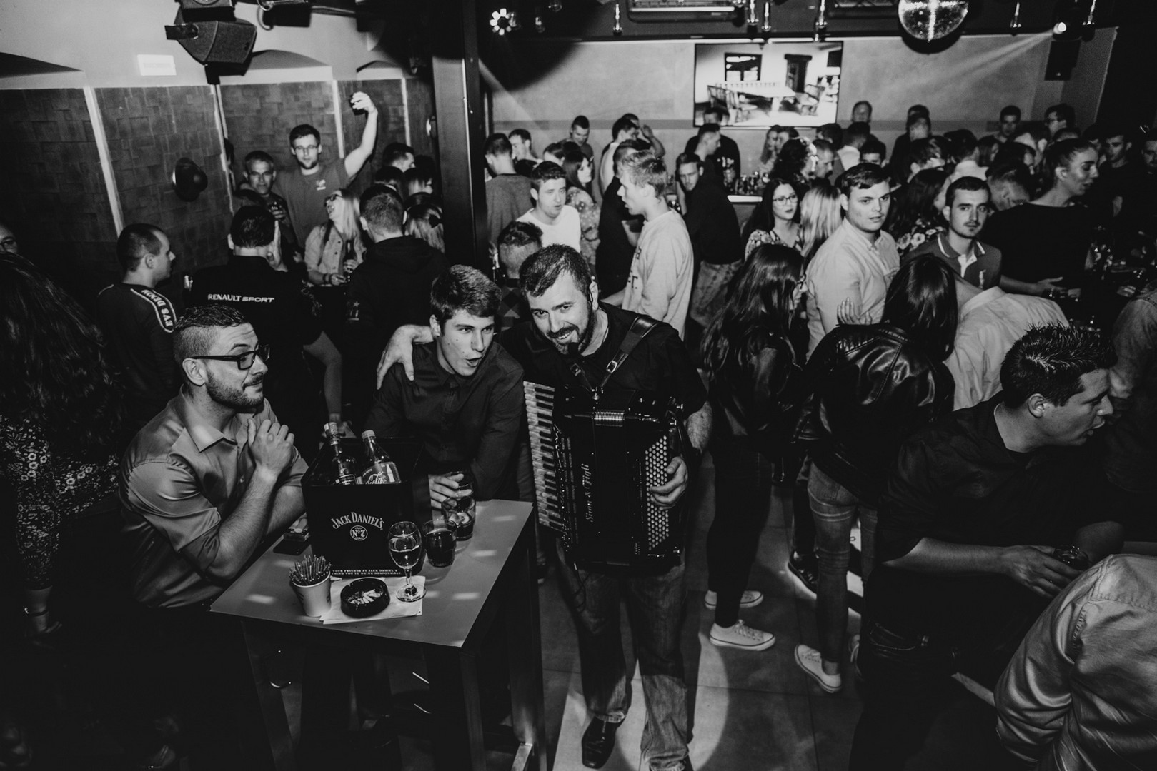 Odlična zabava na Podrumarenju uz TS Kumovi i Vina Tomšić