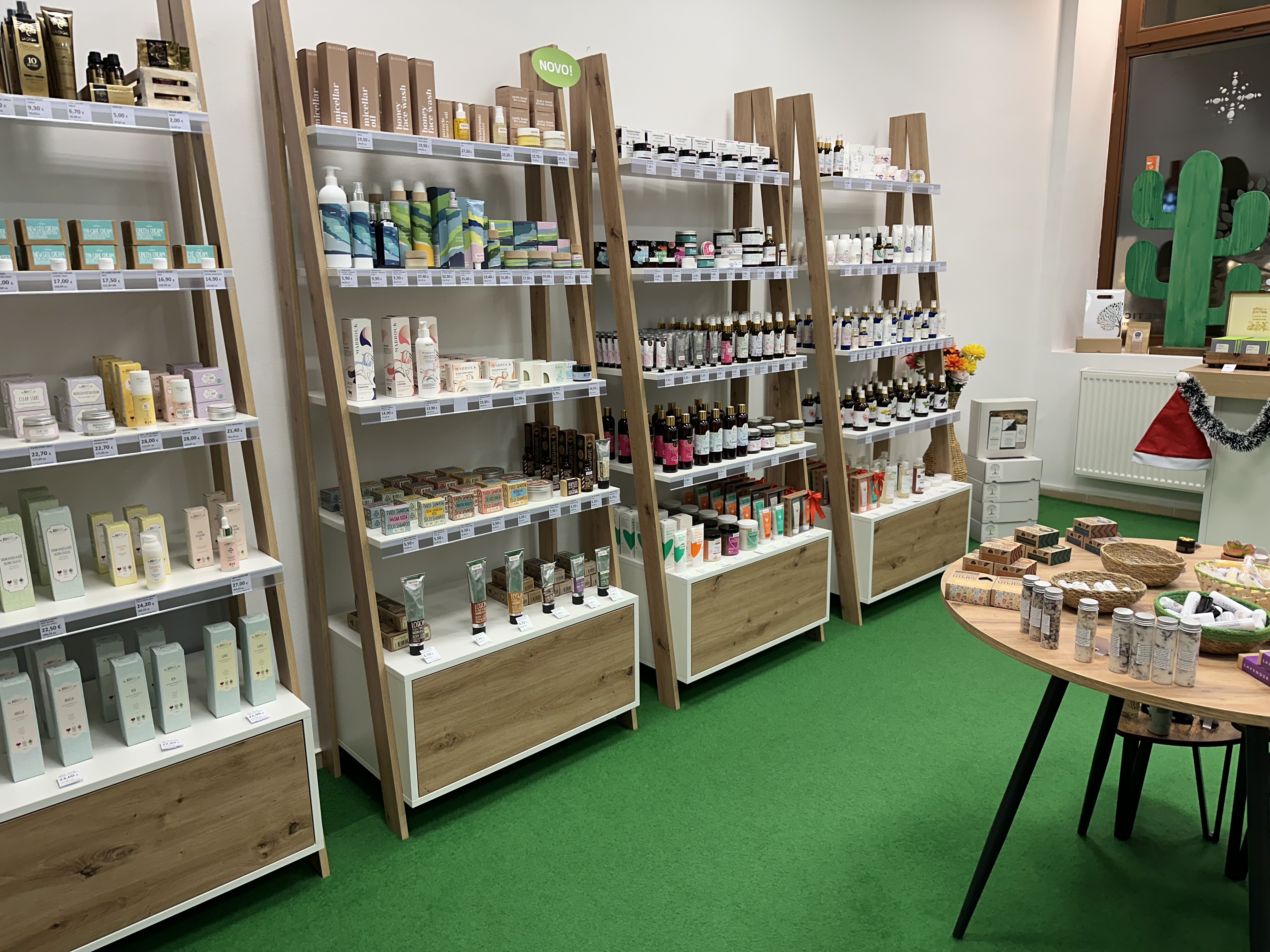 crosmetica božić 2023