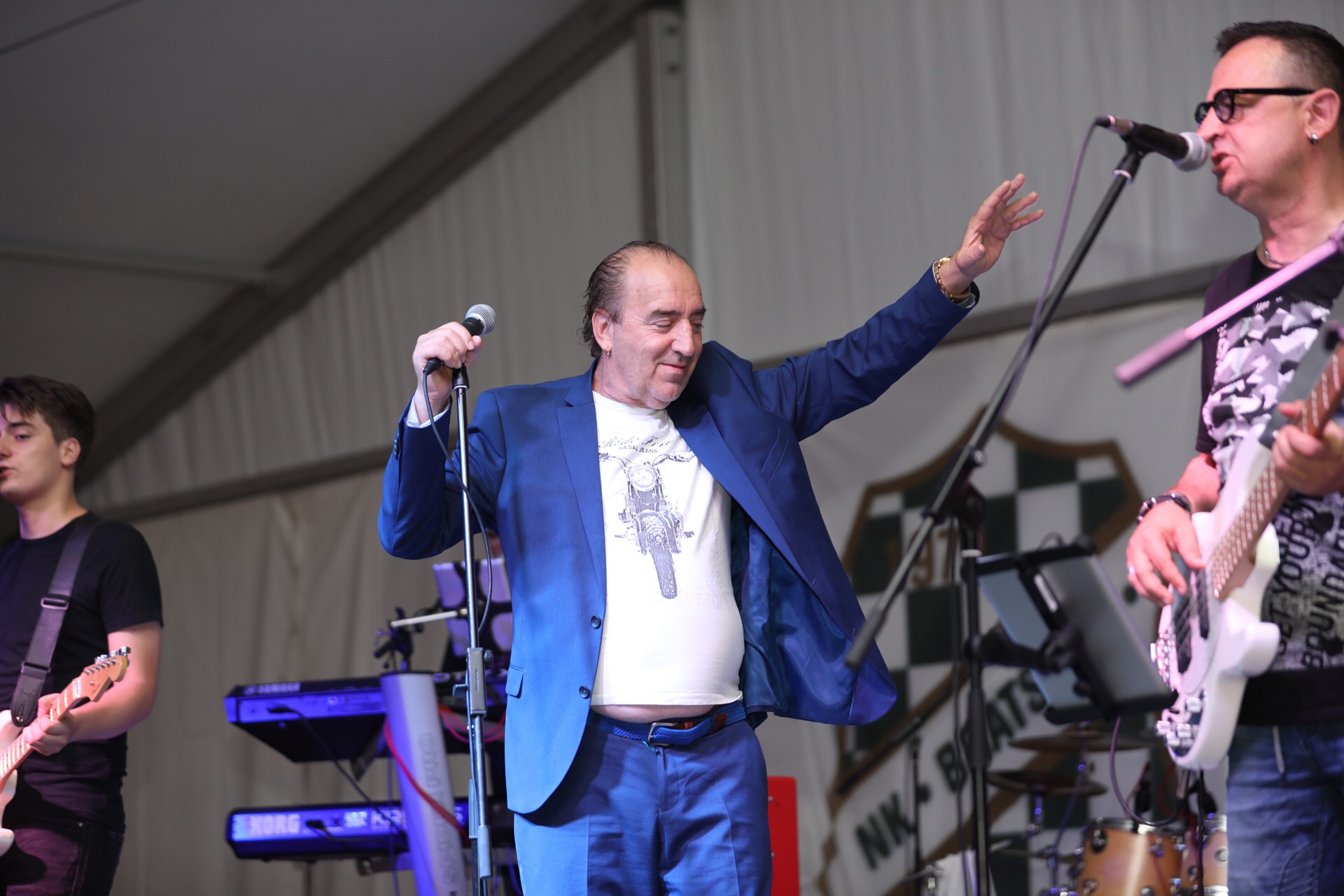 Mladen Grdović ispunio šator u Sv. Martinu na Muri, pjevalo se i plesalo uz njegove hitove Mladen Grdović ispunio šator u Sv. Martinu na Muri, pjevalo se i plesalo uz njegove hitove