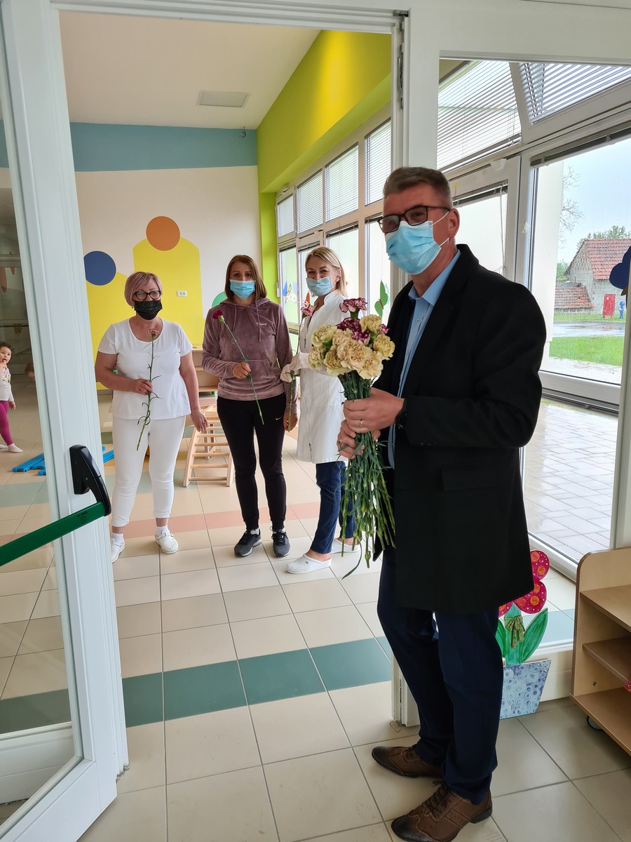 NA MAJČIN DAN Nakon svete mise, Grad Mursko Središće prigodno je darovao majke karanfilima