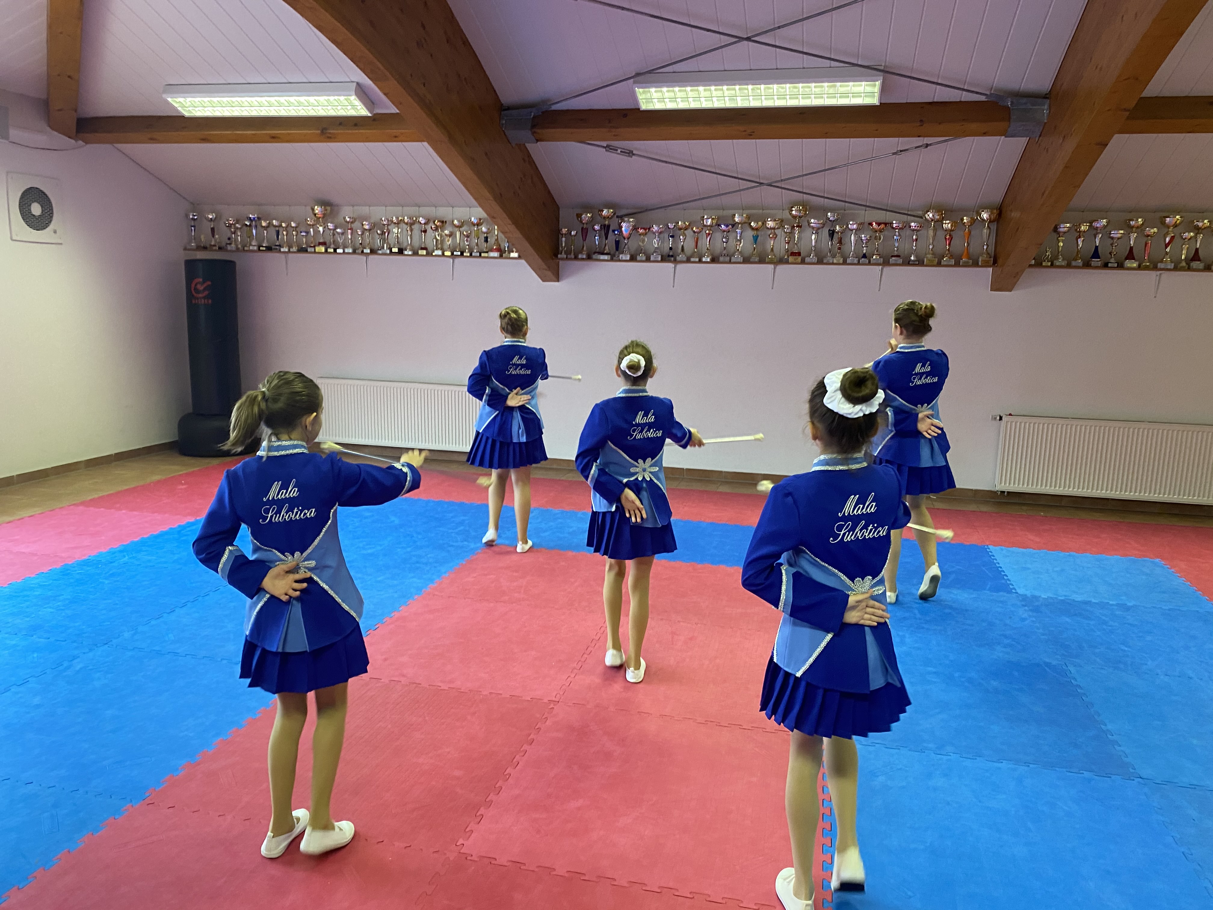 MAŽORETKINJE MALE SUBOTICE U novim uniformama do medalja!