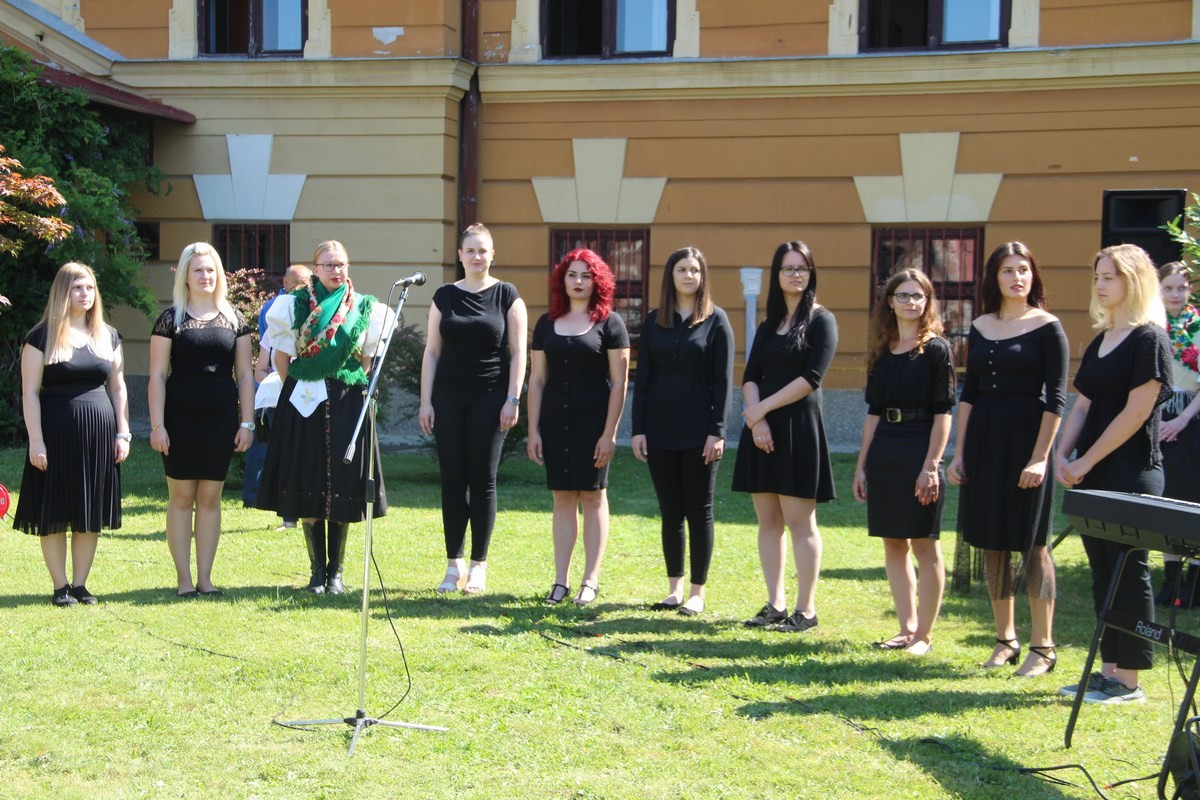 Ispred Učiteljskog fakulteta postavljena glazbena klupa posvećena međimurskoj popevki