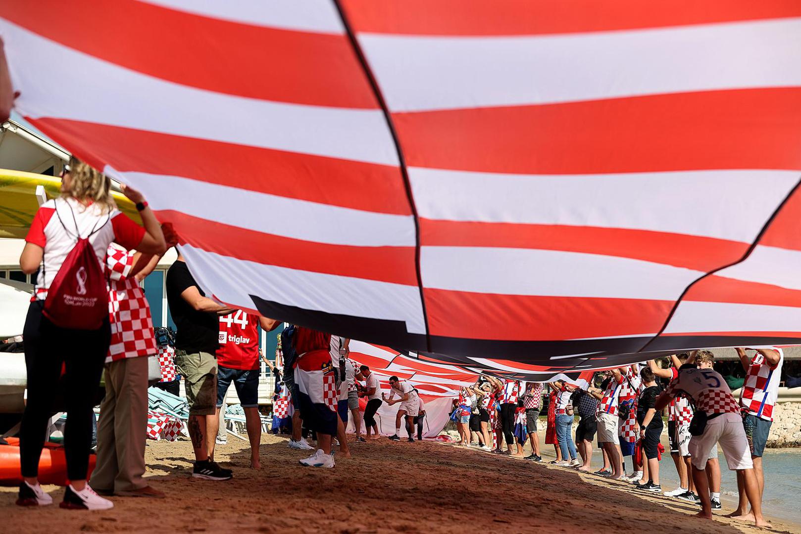 Navijači stigli pod prozor Vatrenima dati podršku