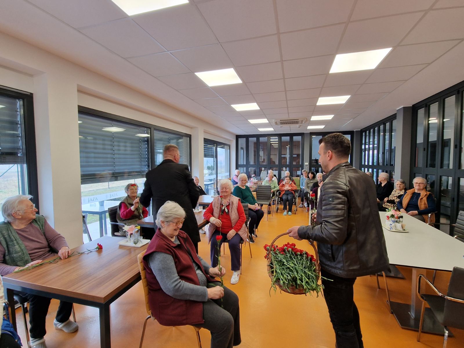 Gradonačelnik Dražen Srpak darivao žene na njihovim radnim mjestima
