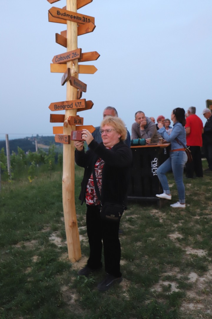 PRIZOR KOJI SE PAMTI Doček prvih zraka ljetnog sunca na Mađerkinom bregu nikog nije ostavio ravnodušnim PRIZOR KOJI SE PAMTI Doček prvih zraka ljetnog sunca na Mađerkinom bregu nikog nije ostavio ravnodušnim